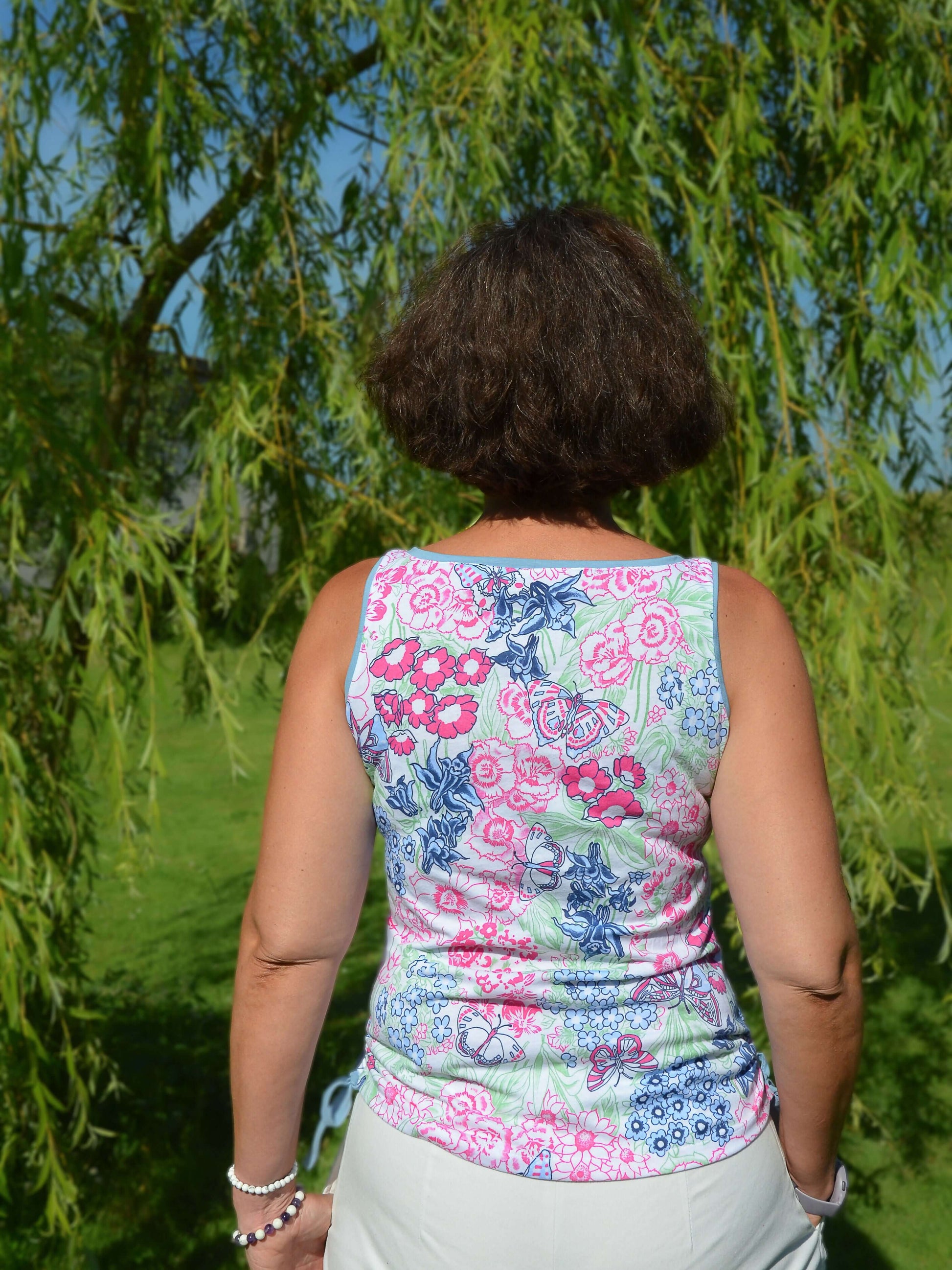 Dos du TShirt / Débardeur SPRITZ avec motifs floraux, patron de couture pdf à télécharger, collection Printemps/Été 2025.