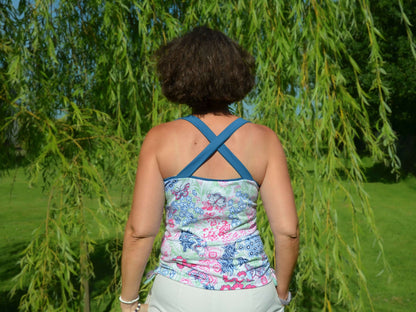 Vue arrière du débardeur SPRITZ avec bretelles croisées, patron de couture pdf à télécharger, collection Printemps/Été 2025.