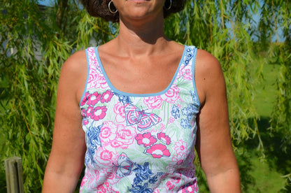 Femme portant le débardeur coloré de la collection Printemps/Été 2025, TShirt / Débardeur SPRITZ, patron de couture PDF à télécharger.