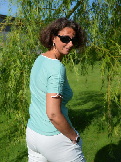 Femme portant le TShirt / Débardeur SPRITZ d'été, patron de couture PDF à télécharger, près d'un arbre, mode printemps/été 2025.