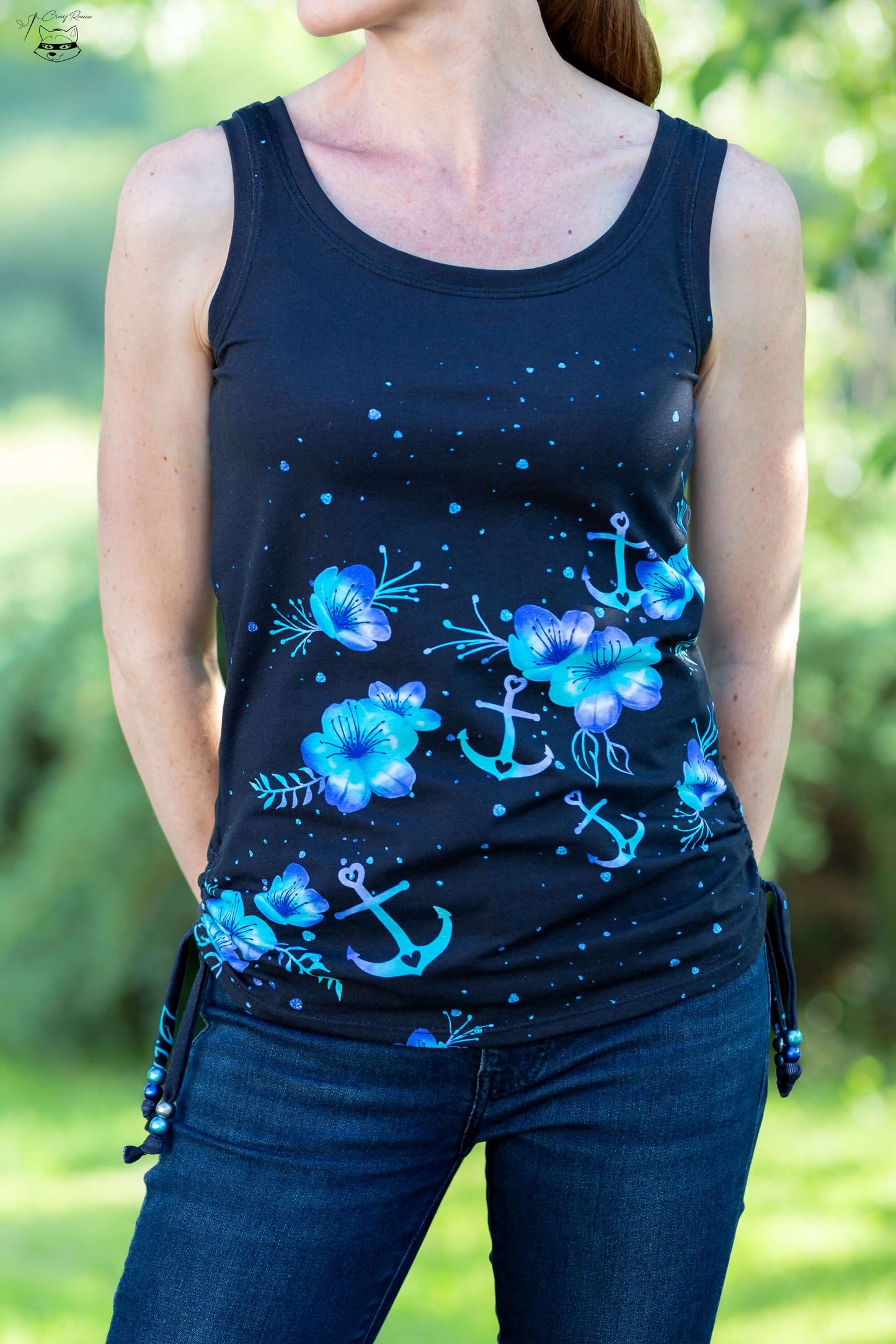 Femme portant le TShirt / Débardeur SPRITZ, motif fleurs bleues et ancres; patron de couture pdf à télécharger disponible.