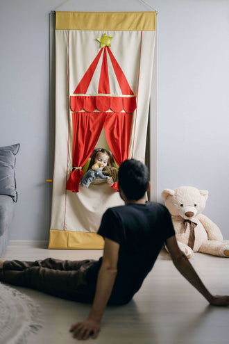 Théâtre de marionnettes - JOY ART monté sur une porte, enfant jouant avec marionnettes, patron de couture pdf à télécharger pour débutants