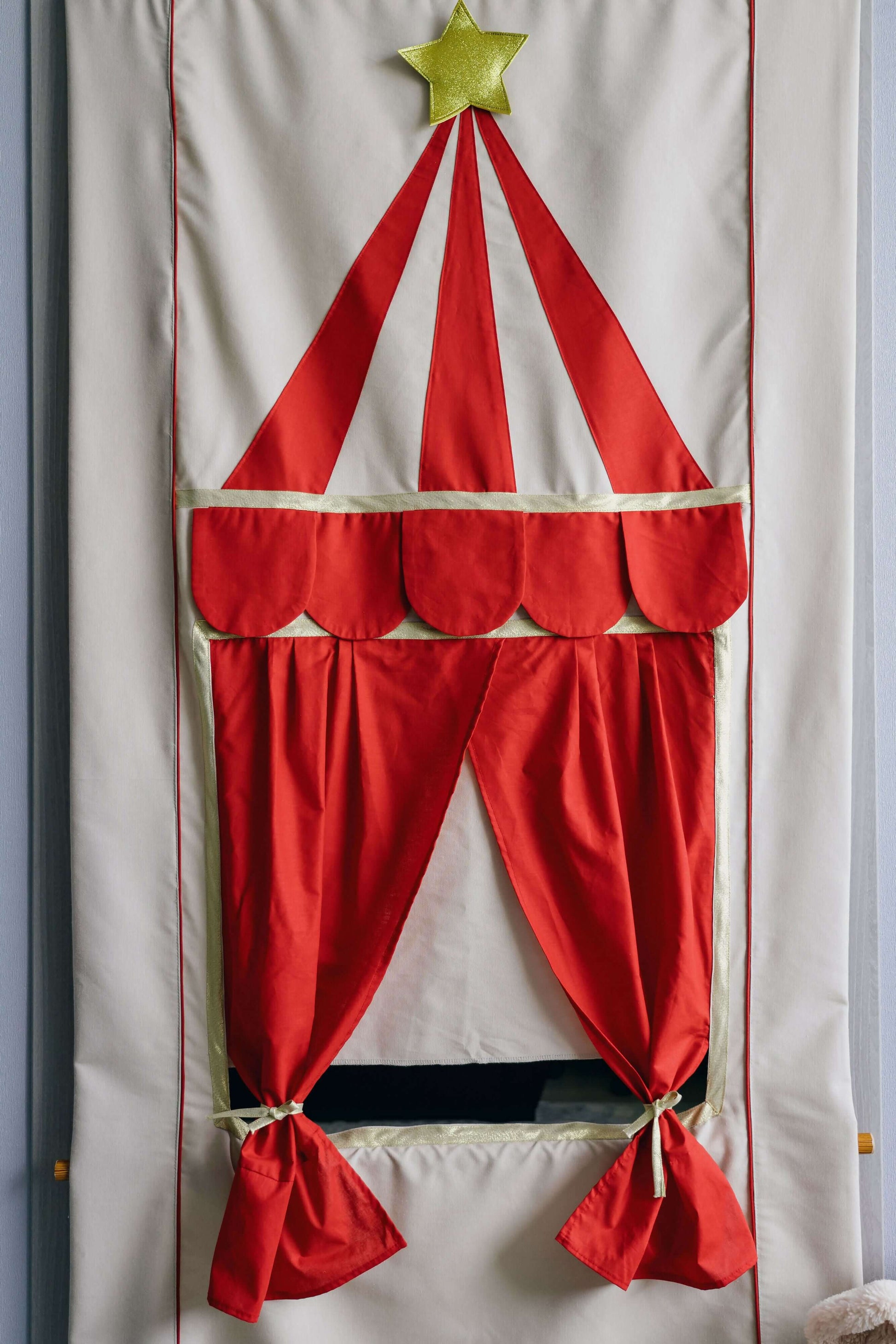 Théâtre de marionnettes - JOY ART rouge et blanc, patron de couture PDF à télécharger pour cadre de porte enfant.