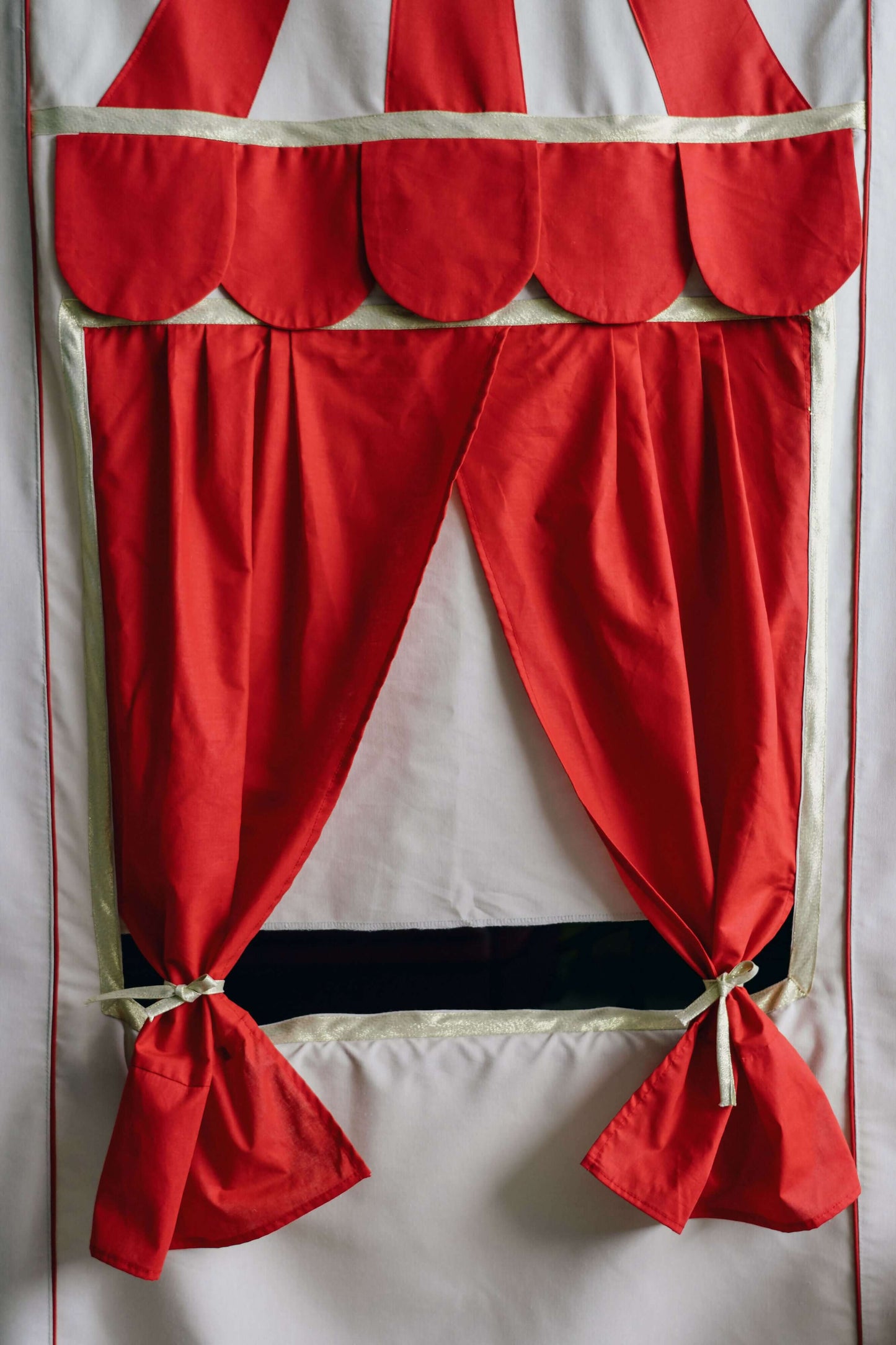 Théâtre de marionnettes - JOY ART, patron de couture pdf à télécharger pour débutants, rideaux rouge sur cadre de porte