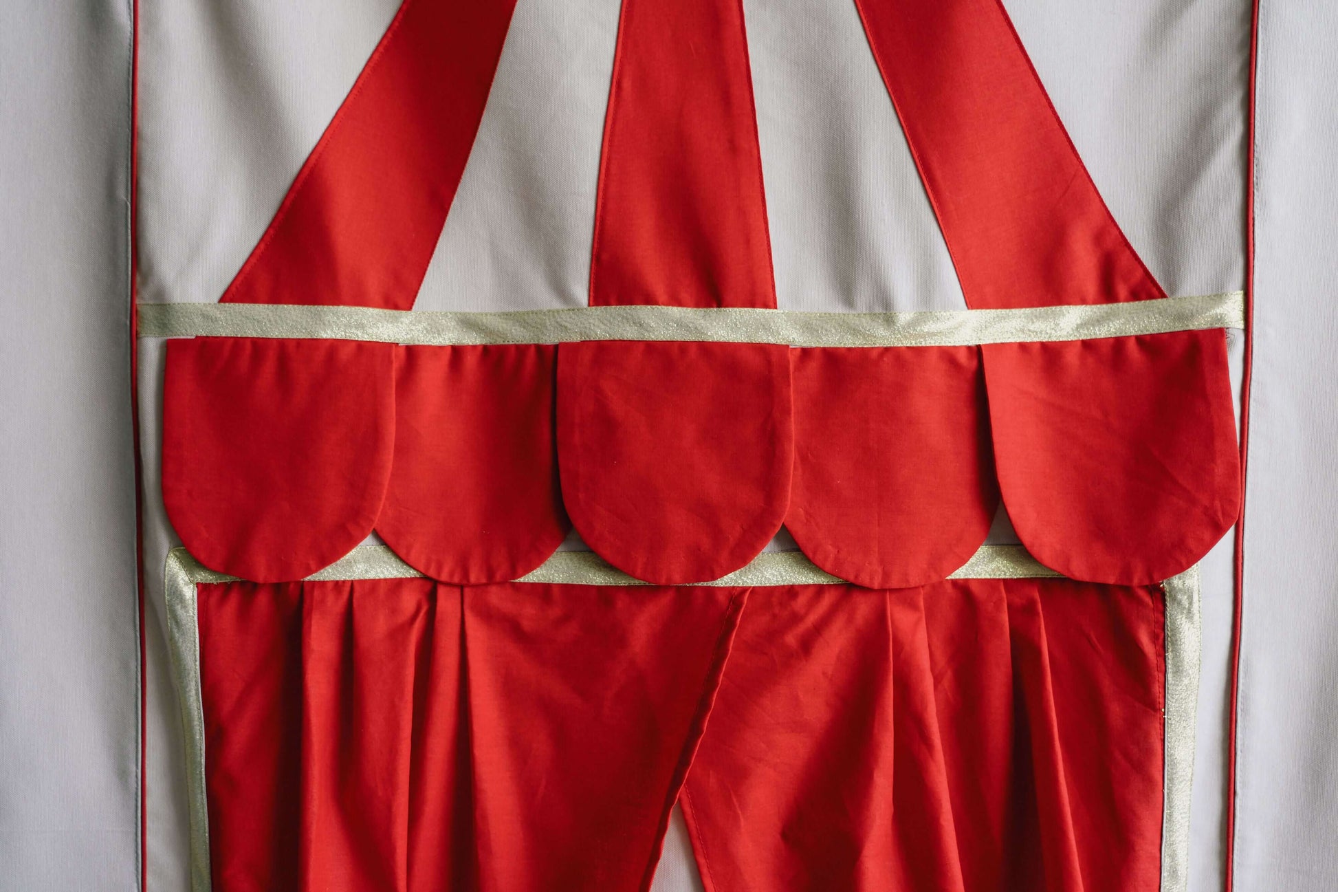 Théâtre de marionnettes - JOY ART en tissu rouge, patron de couture pdf à télécharger pour enfants, format pliable pour porte.