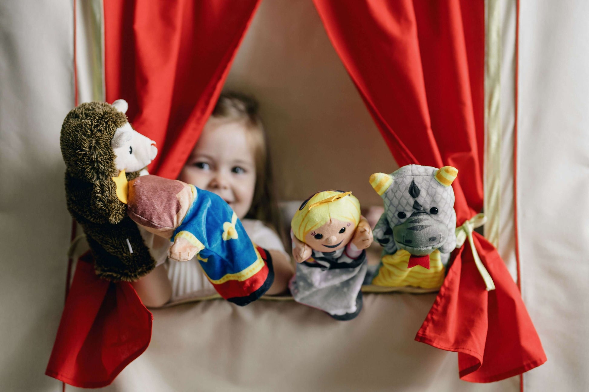 Enfant jouant avec marionnettes dans un théâtre de marionnettes - JOY ART, patron de couture pdf à télécharger