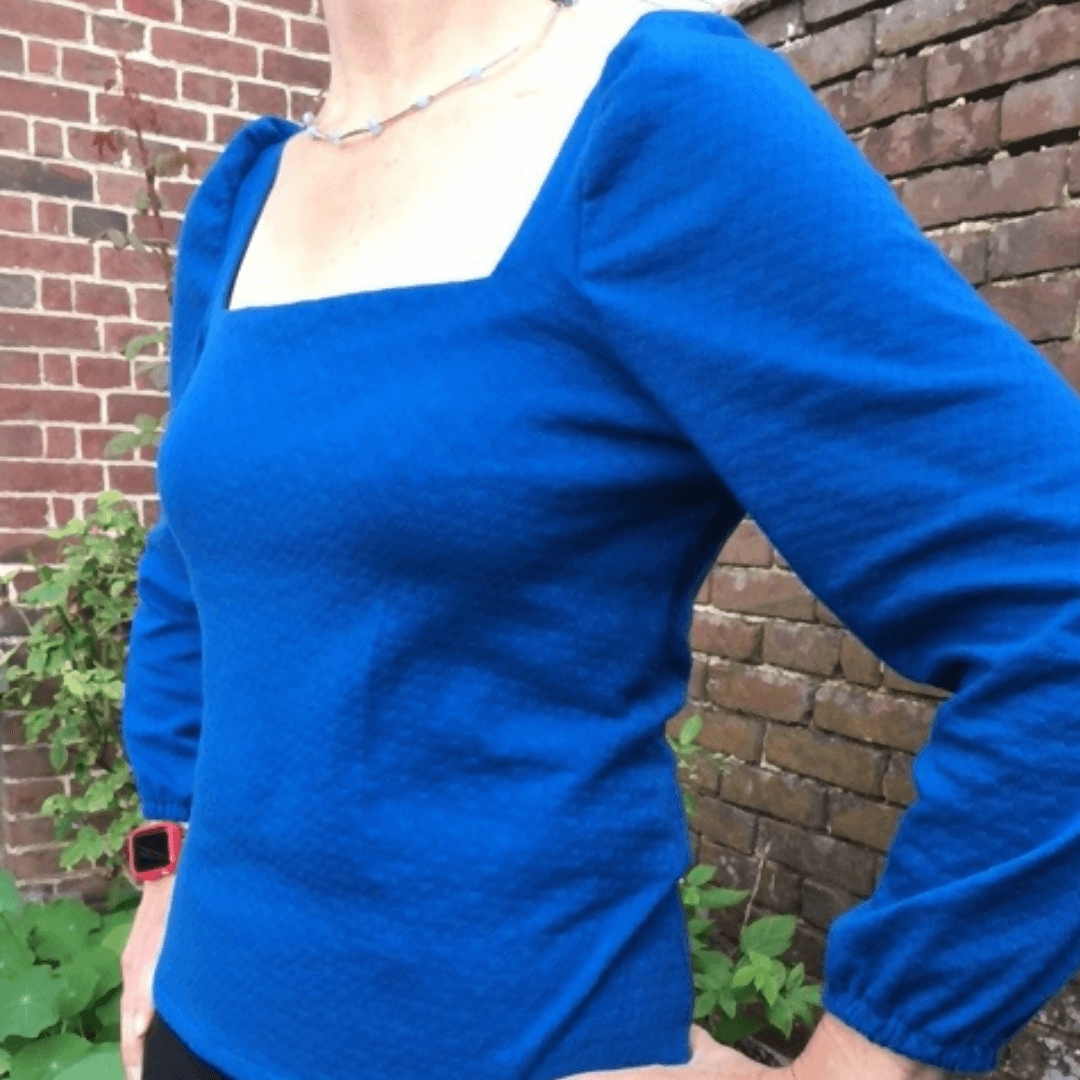 Top Akalat en bleu avec encolure carrée et manches bouffantes, idéal pour couture PDF, tailles 32 à 52.