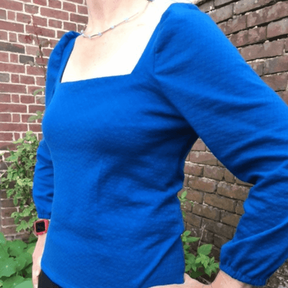 Top Akalat en bleu avec encolure carrée et manches bouffantes, idéal pour couture PDF, tailles 32 à 52.
