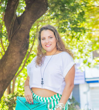 Femme portant un Top Antéros - T36 à 50, dos nu, avec un sac, en pleine nature.