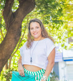 Femme portant un Top Antéros - T36 à 50, dos nu, avec un sac, en pleine nature.