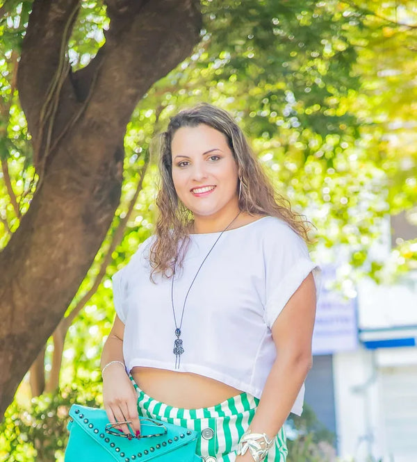 Femme portant un Top Antéros - T36 à 50, dos nu, avec un sac, en pleine nature.