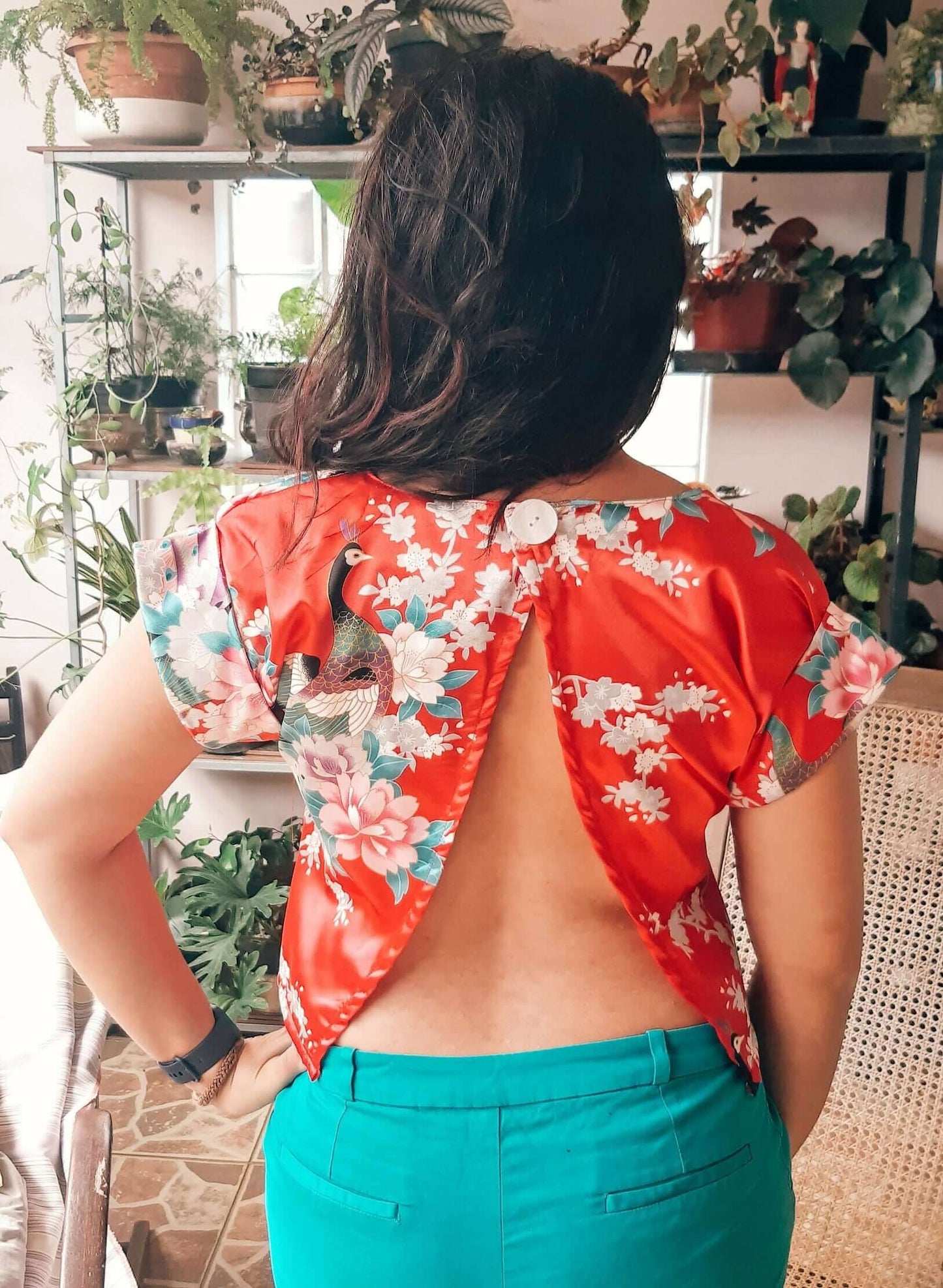 Top Antéros - T36 à 50 dos nu en tissu fleuri, patron de couture pdf à télécharger, vu de dos avec détails des manches à revers.