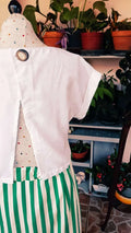 Top Antéros - T36 à 50 : petit top court dos nu, patron de couture pdf à télécharger, montré sur mannequin avec fond de plantes.