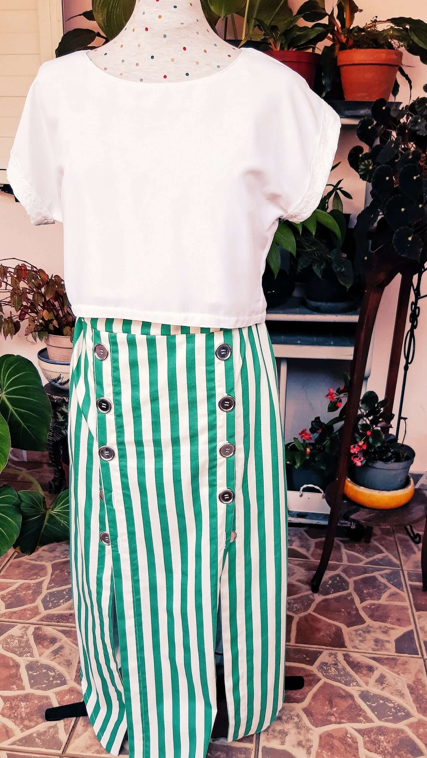 Top Antéros - T36 à 50, patron de couture pdf à télécharger, exposé sur un mannequin dans un jardin.