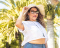 Femme portant le Top Antéros - T36 à 50 avec chapeau, en vacances. Patron de couture pdf à télécharger, niveau débutant.