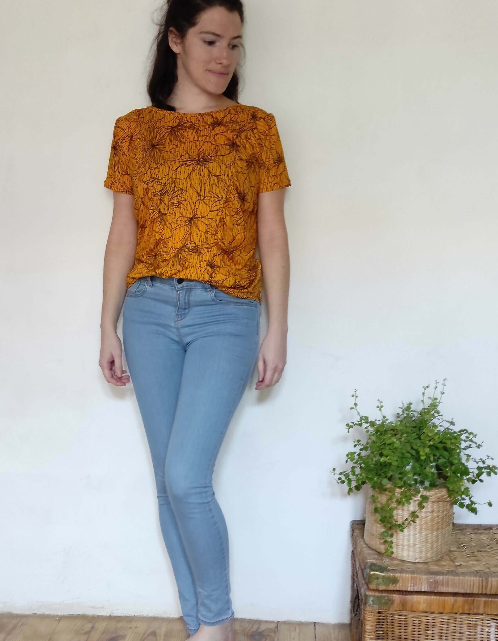 Modèle portant le Top "Barnabé" du 32 au 56 en maille avec manches courtes, patron de couture PDF à télécharger.