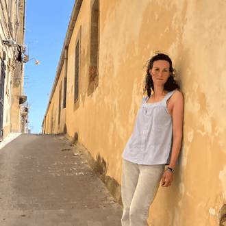 Femme portant le top Botticelli, léger et féminin, encolure carrée, parfait pour l'été. Patron de couture pdf à télécharger disponible.