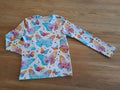 T-shirt à manches longues avec motifs de papillons colorés, idéal pour enfants, style couture créative.