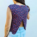 Femme portant le Top Fleury - T34 à 48 avec motif fleuri, patron de couture pdf à télécharger.