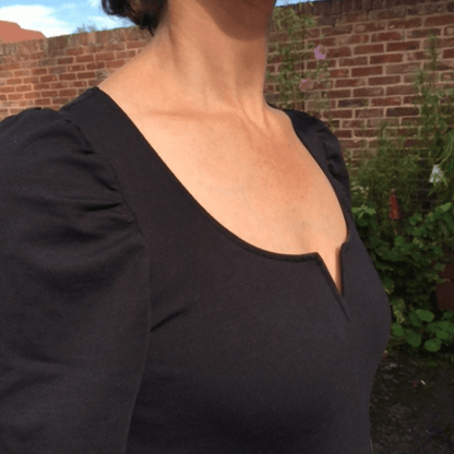 Top Impala en maille, décolleté arrondi finissant en pointe, manches bouffantes, taille 32 à 52.