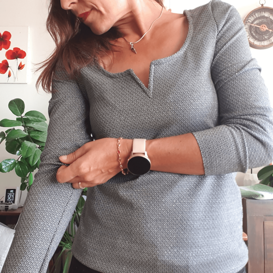 Femme portant le Top Impala, haut en maille avec décolleté arrondi et manches trois-quarts.