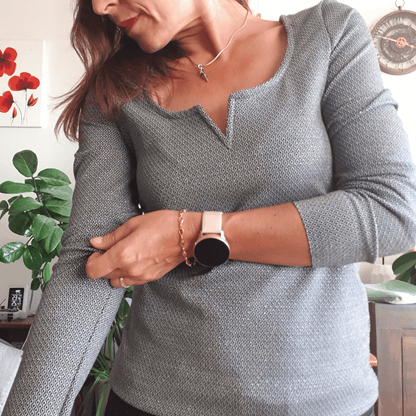 Femme portant le Top Impala, haut en maille avec décolleté arrondi et manches trois-quarts.