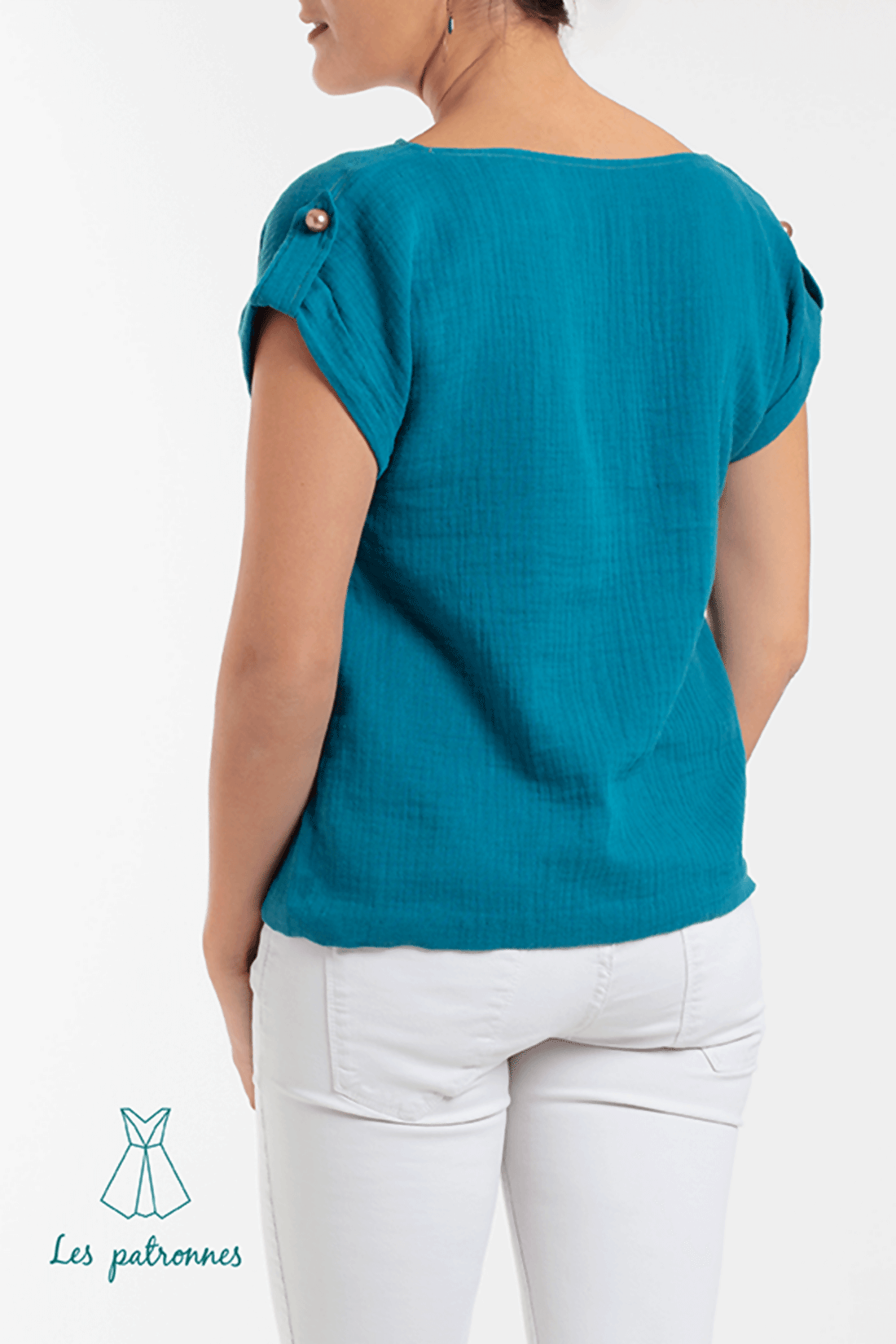 Détail du dos du Top Judd (facile)- femme, patron de couture pdf à télécharger, avec manches retroussées et bride boutonnée.
