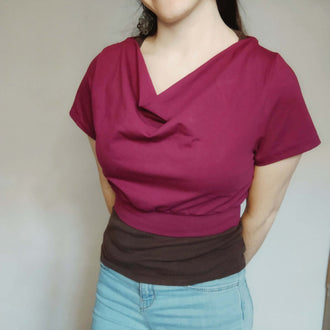 Top "Nouipa" coloris bordeaux avec mini col bénitier, manches courtes et taille ajustée, style moderne.
