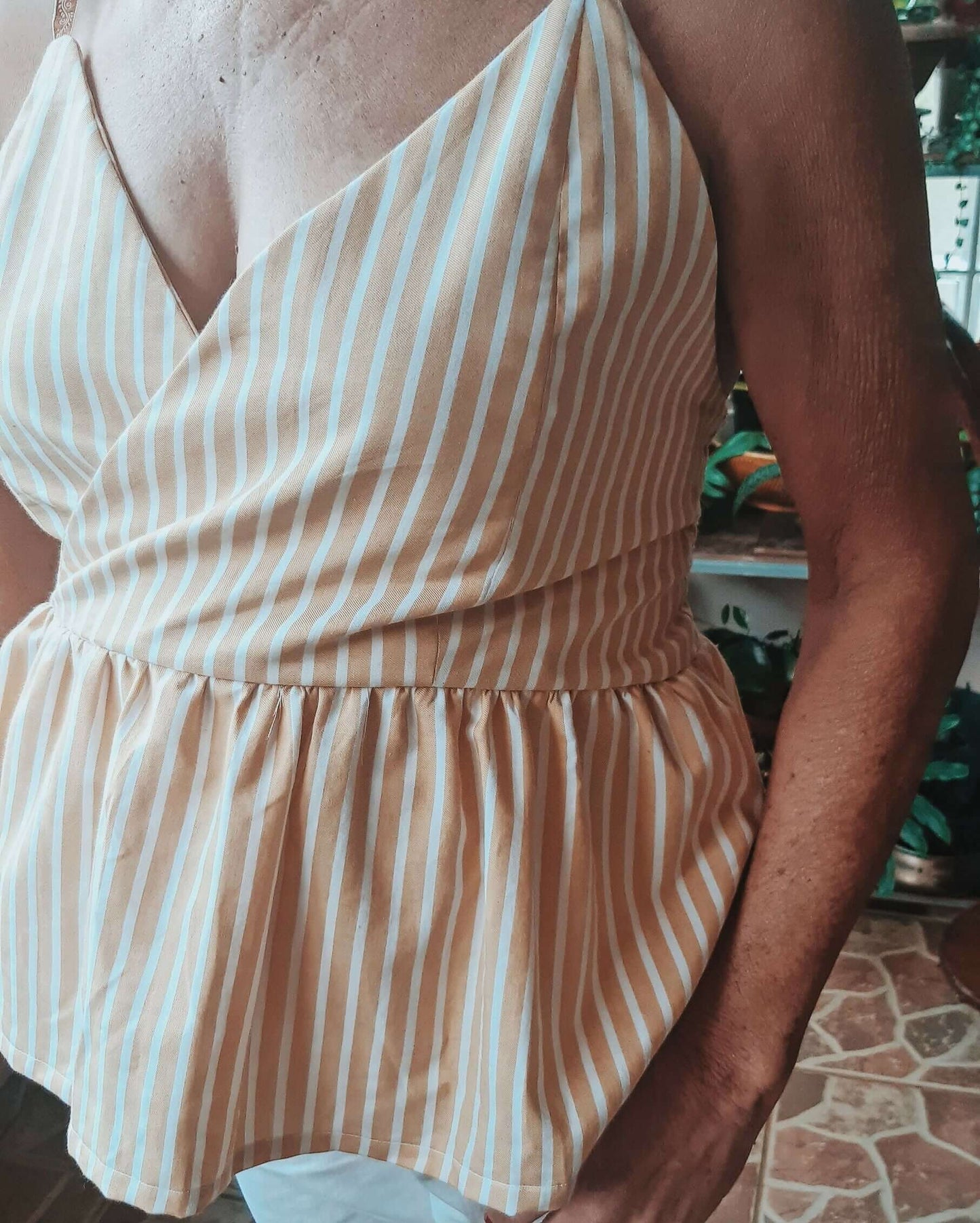 Top Perséis - T36 à 50, cache-cœur avec volant froncé, patron de couture pdf à télécharger, idéal pour l'été, vue en gros plan