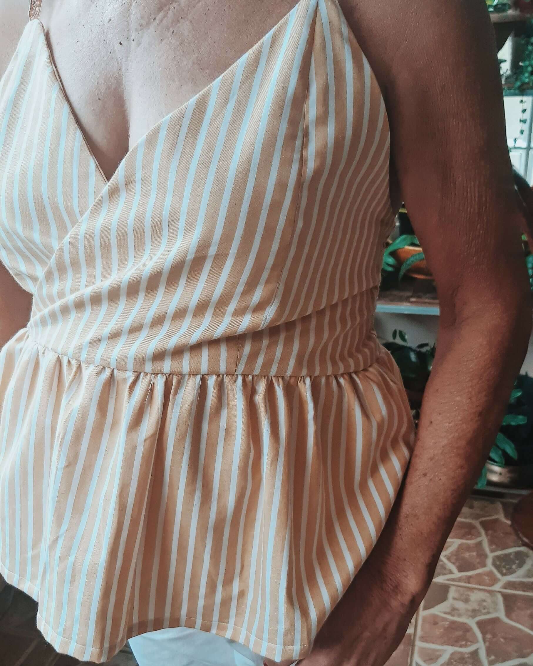 Top Perséis - T36 à 50, cache-cœur avec volant froncé, patron de couture pdf à télécharger, idéal pour l'été, vue en gros plan