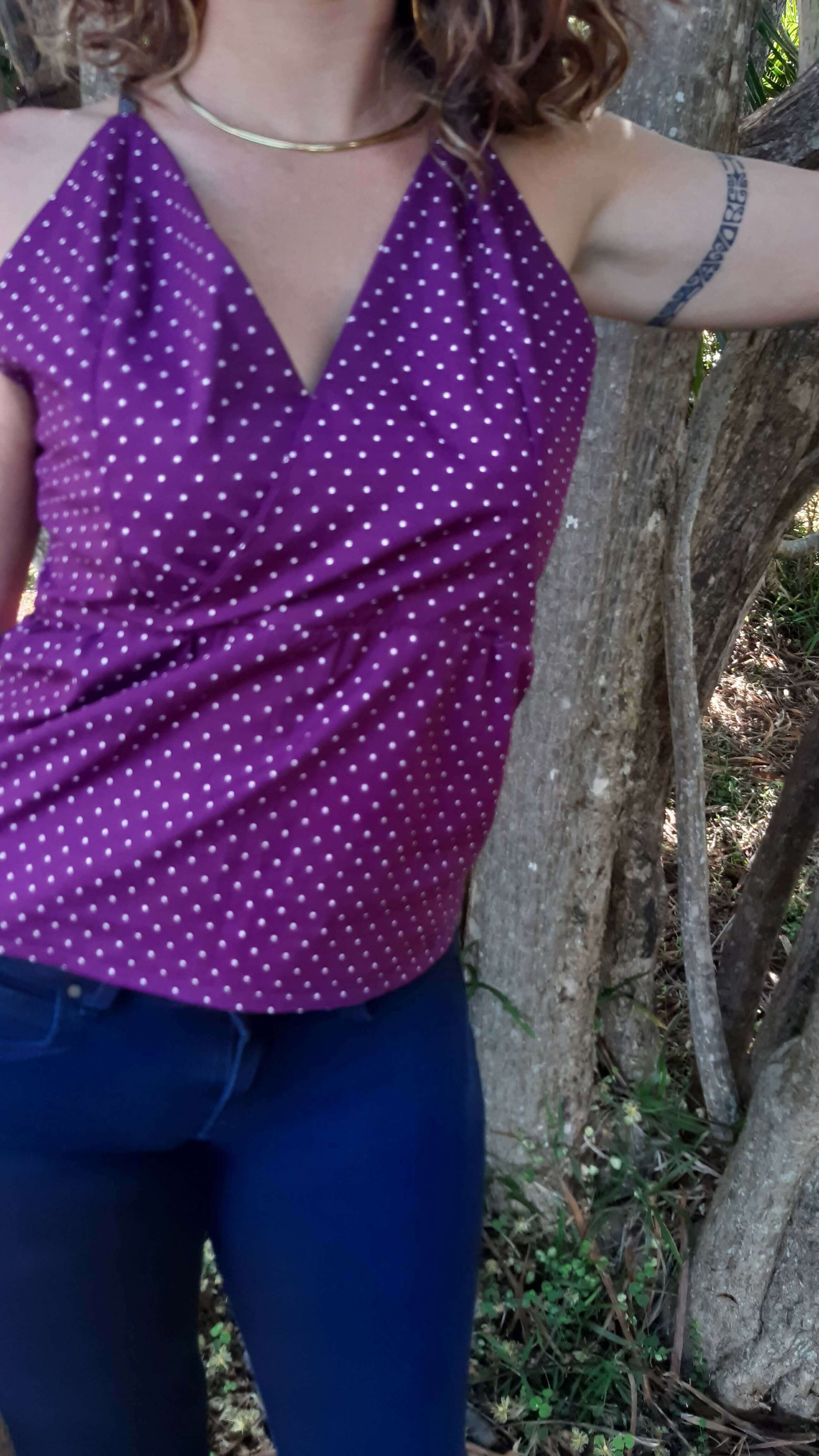 Femme portant le Top Perséis - T36 à 50 avec motif à pois, patron de couture PDF à télécharger pour l'été, style cache-cœur.