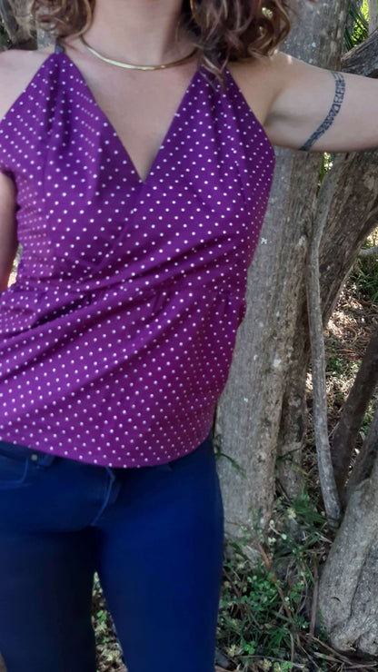 Femme portant le Top Perséis - T36 à 50 avec motif à pois, patron de couture PDF à télécharger pour l'été, style cache-cœur.