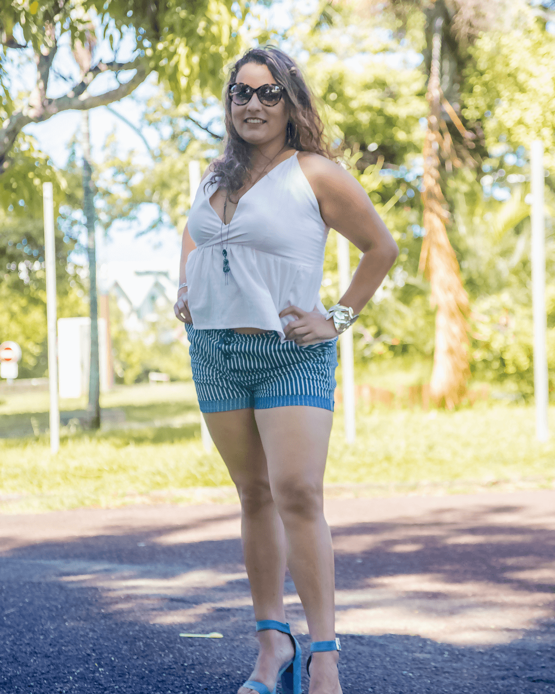 Top Perséis - T36 à 50 en journée, style d'été avec croisé cache-cœur et volant, disponible en patron de couture pdf à télécharger.