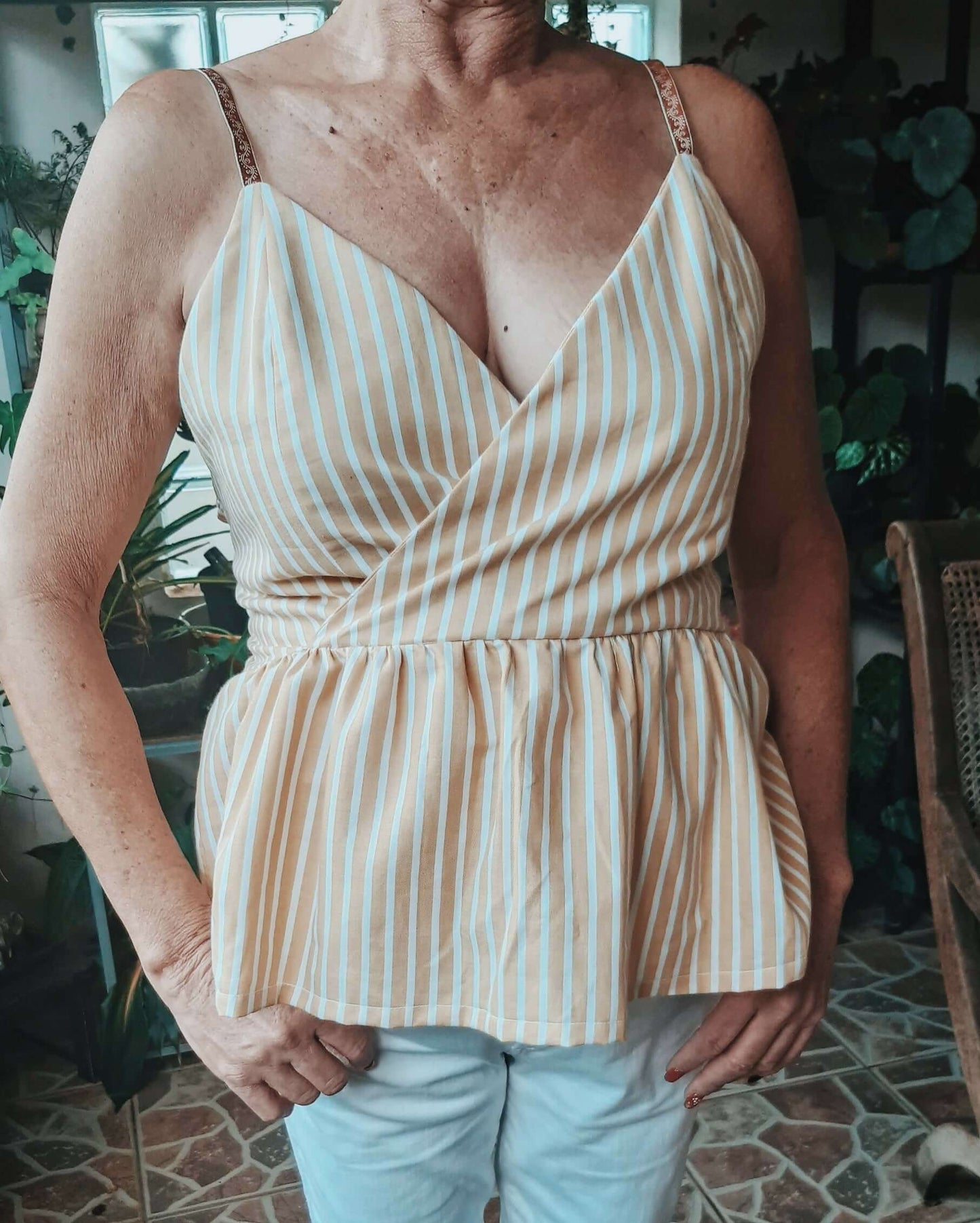 Femme portant le Top Perséis - T36 à 50 avec volant froncé, patron de couture pdf à télécharger, style croisé en cache-cœur.