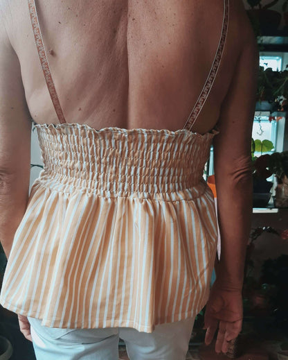 Dos du Top Perséis - T36 à 50 avec volant froncé, parfait pour l'été, patron de couture pdf à télécharger disponible.