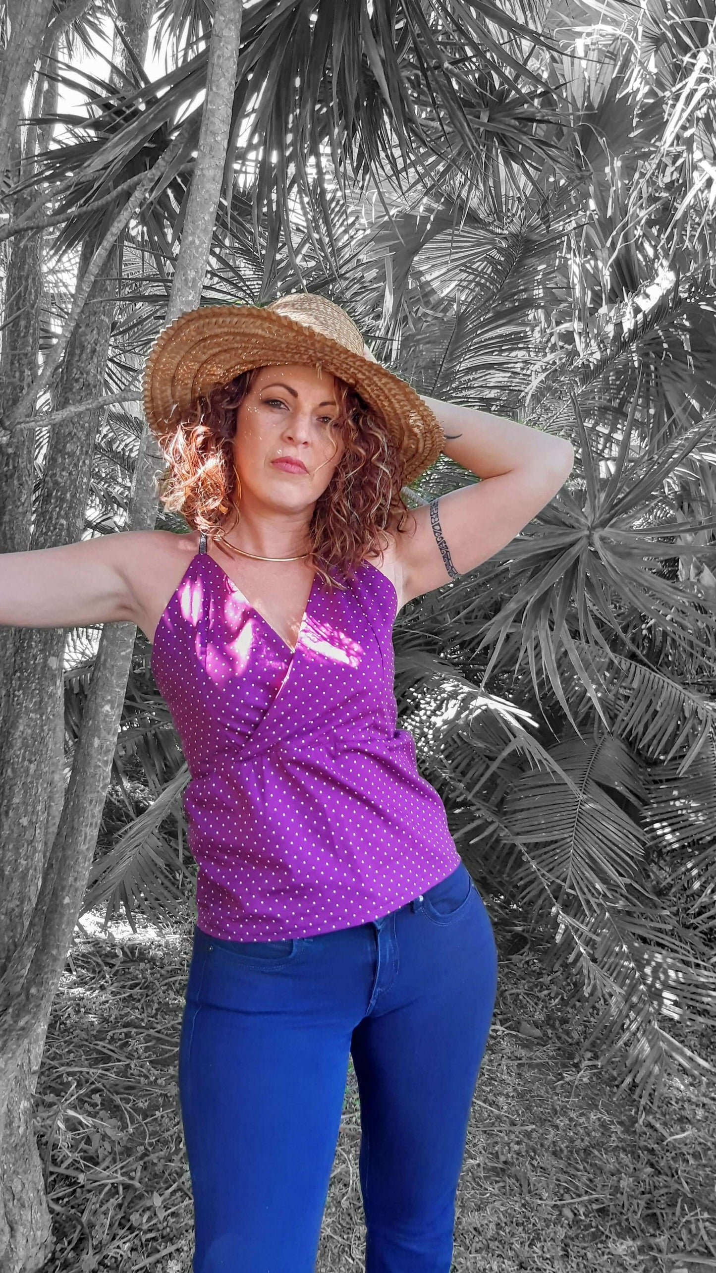 Femme portant un "Top Perséis - T36 à 50", stylé pour l'été avec bretelles ajustables et cache-cœur, patron de couture PDF à télécharger.