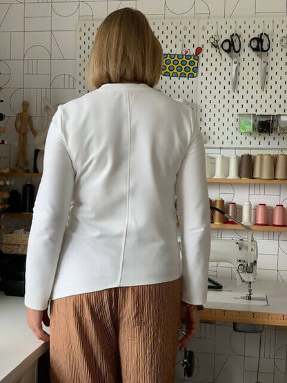 Vue arrière du Top Phillip, un patron de couture pdf à télécharger, exposé dans un atelier de couture.