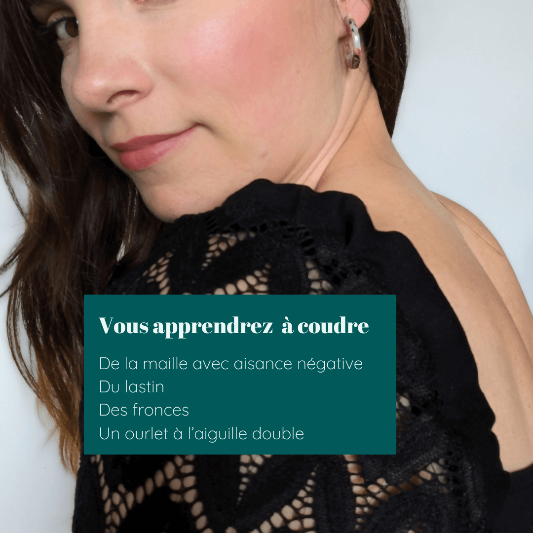 Femme présentant un top en maille, avec des conseils de couture abordant lastin, fronces et aiguille double.