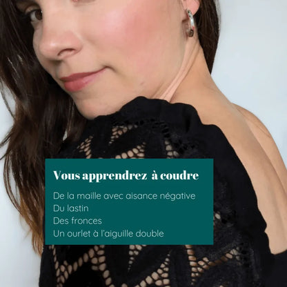 Femme présentant un top en maille, avec des conseils de couture abordant lastin, fronces et aiguille double.