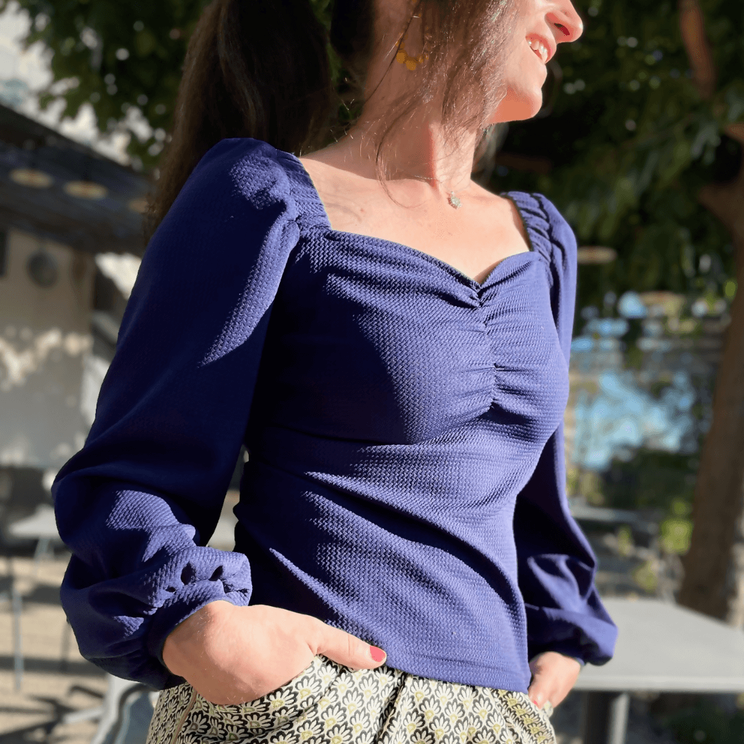 Top Touraco en maille bleu marine avec décolleté carré et manches bouffantes, parfait pour des patrons de couture PDF.