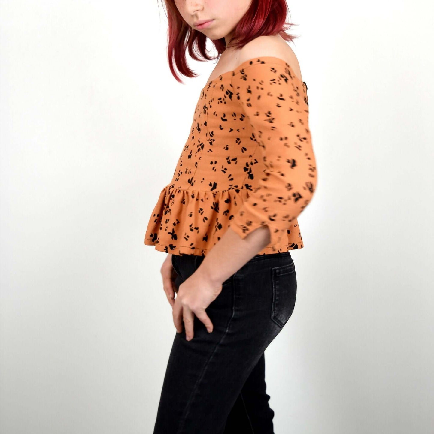 Top Yasmine Enfants en tissu imprimé, avec manches 3/4 et volant, patron de couture pdf à télécharger.