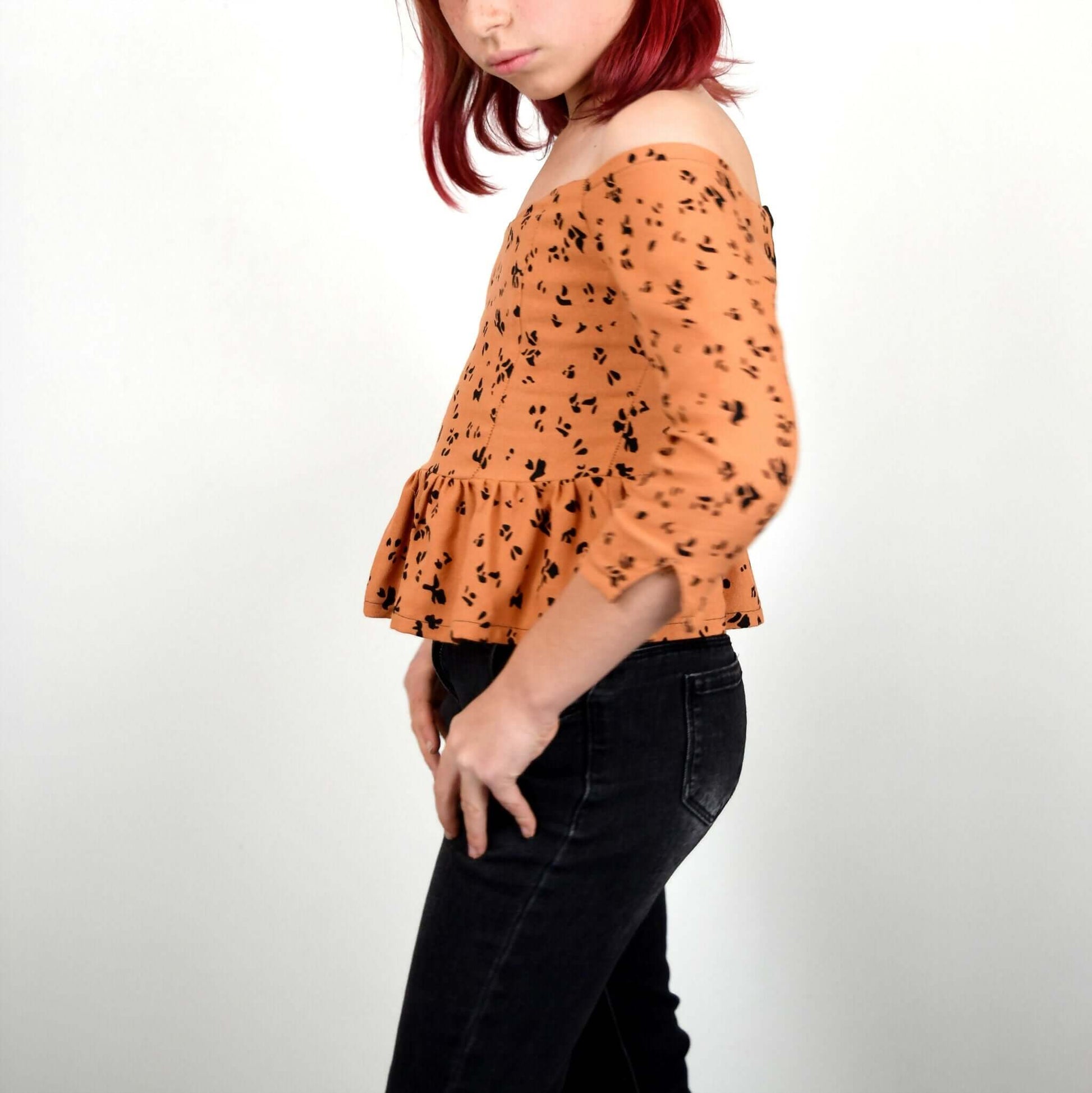 Top Yasmine Enfants en tissu imprimé, avec manches 3/4 et volant, patron de couture pdf à télécharger.