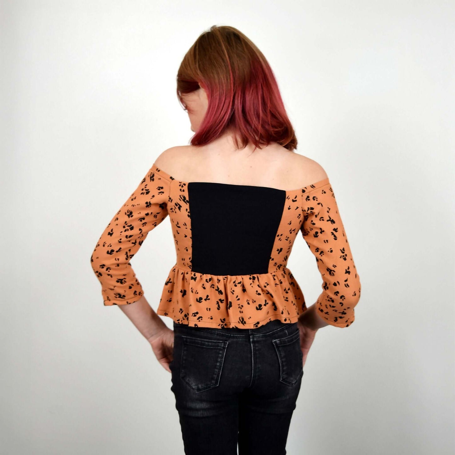 Femme portant le Top Yasmine Enfants avec manches 3/4 à fente, patron de couture pdf à télécharger.