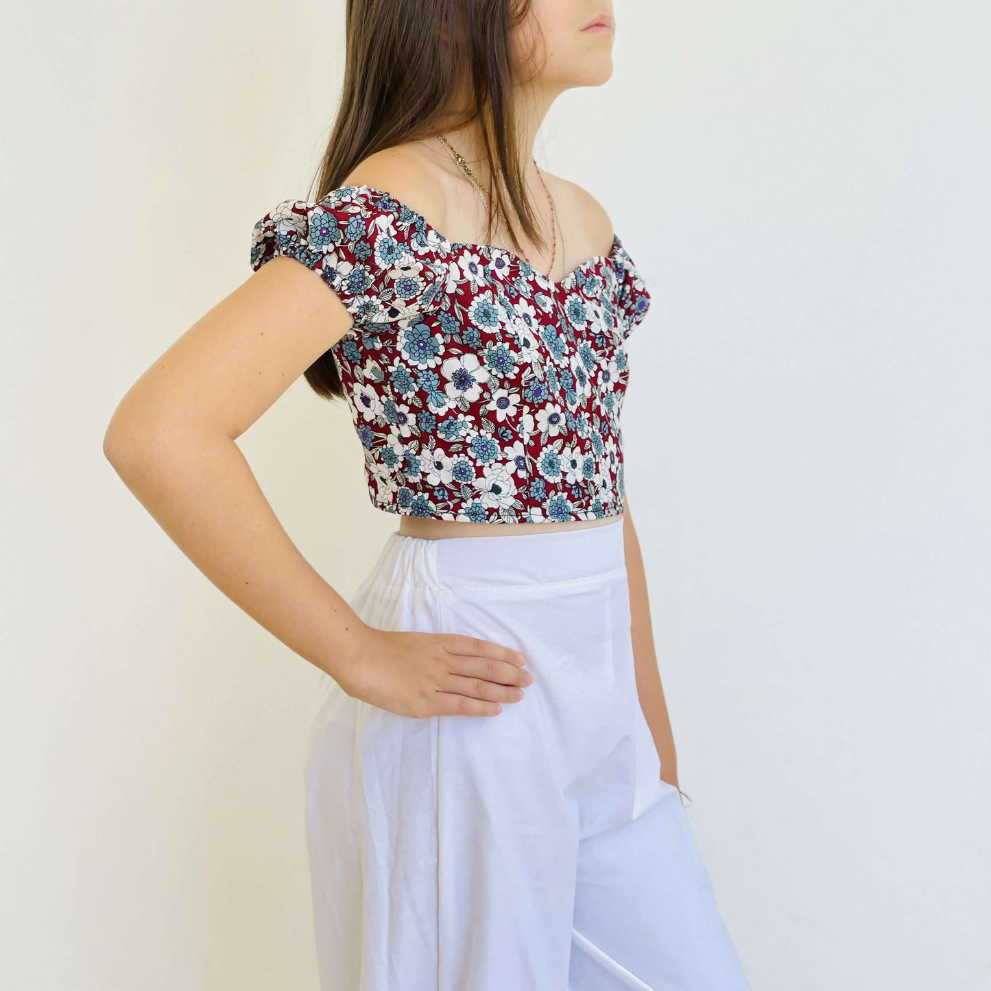 Top Yasmine Enfants porté par une fille, patron de couture pdf à télécharger, manches ballon, finition florale délicate.