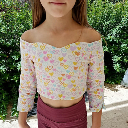 Fille portant le Top Yasmine Enfants, motif cœurs, patron de couture pdf à télécharger, manches 3/4, idéal pour personnaliser.