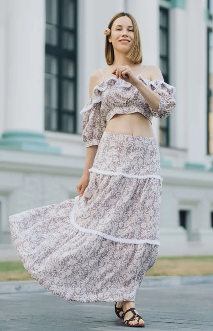 Femme portant Top et jupe longue style bohème - XS/XL - EL PASION, patron de couture pdf à télécharger, extérieur devant un bâtiment.