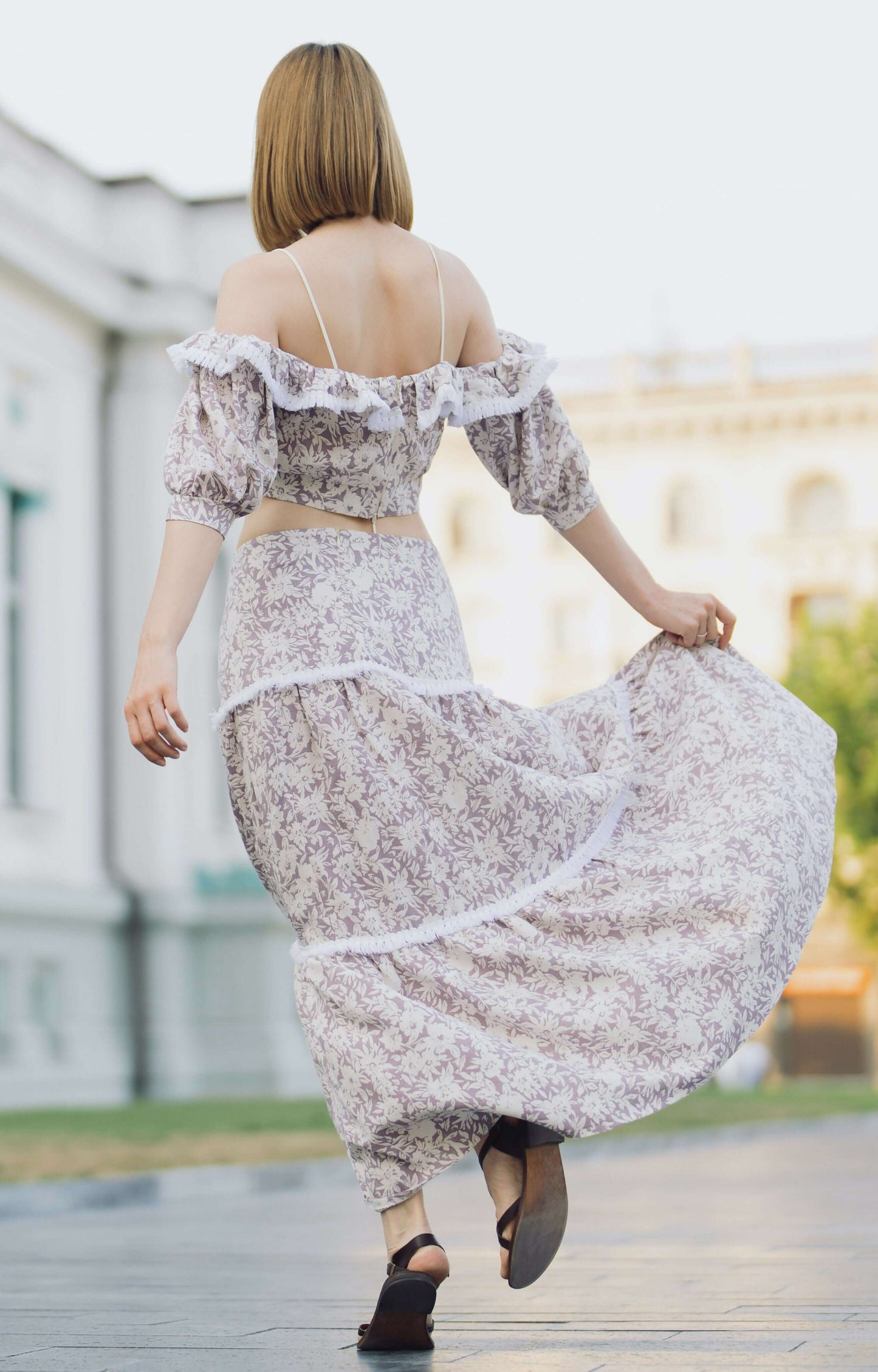 Femme portant un ensemble "Top et jupe longue style bohème - XS/XL - EL PASION" dans un cadre estival