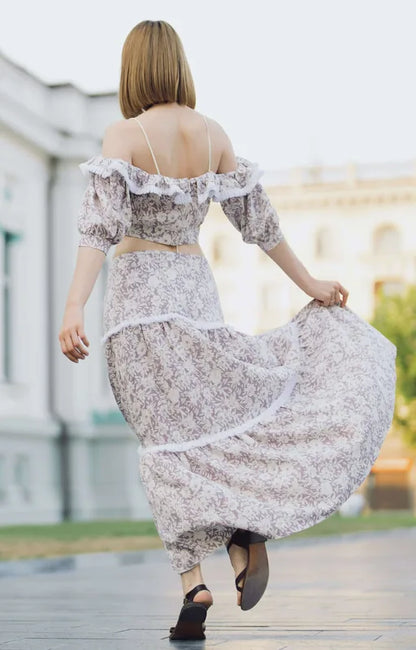 Femme portant un ensemble "Top et jupe longue style bohème - XS/XL - EL PASION" dans un cadre estival