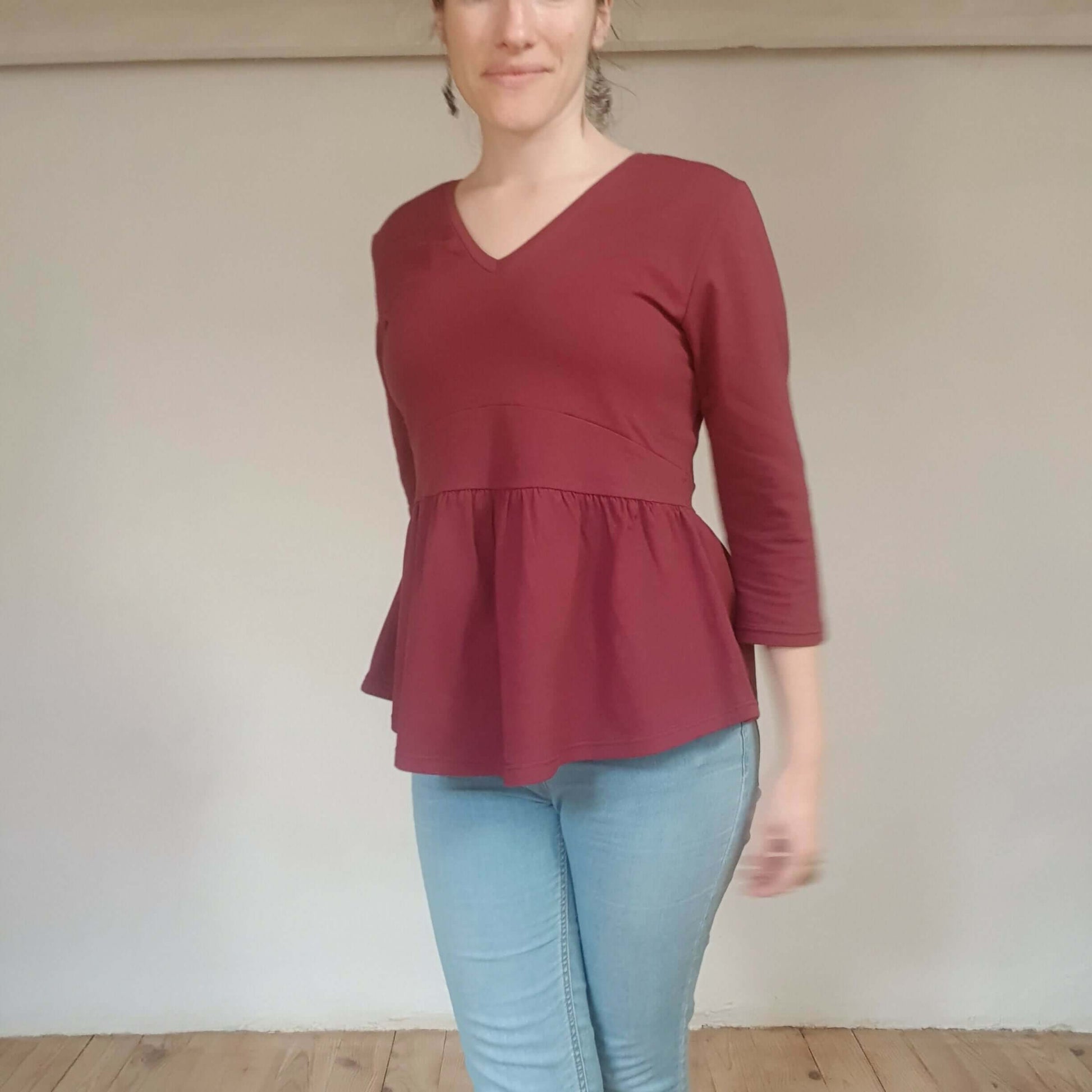 Top/Robe "Leonfe" du 32 au 56 en maille avec encolure en V et basque, patron de couture pdf à télécharger.