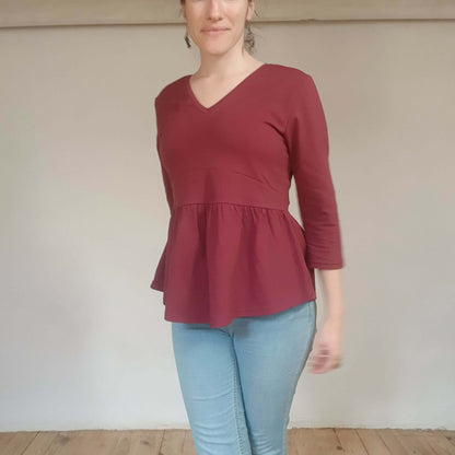 Top/Robe "Leonfe" du 32 au 56 en maille avec encolure en V et basque, patron de couture pdf à télécharger.